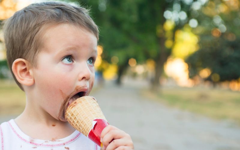 Mơ thấy ăn kem đem lại nhiều ý nghĩa khác nhau tùy vào ngữ cảnh giấc mơ