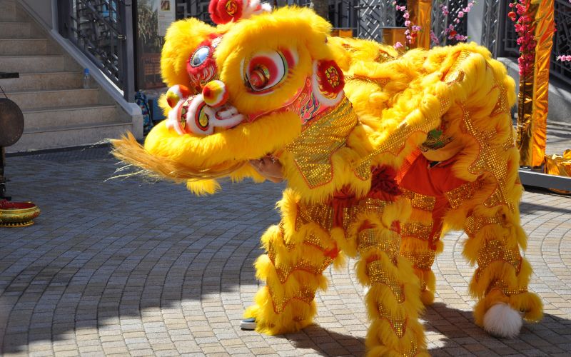 Hình ảnh múa lân tại nơi làm việc có ý nghĩa về sự thăng tiến trong công việc