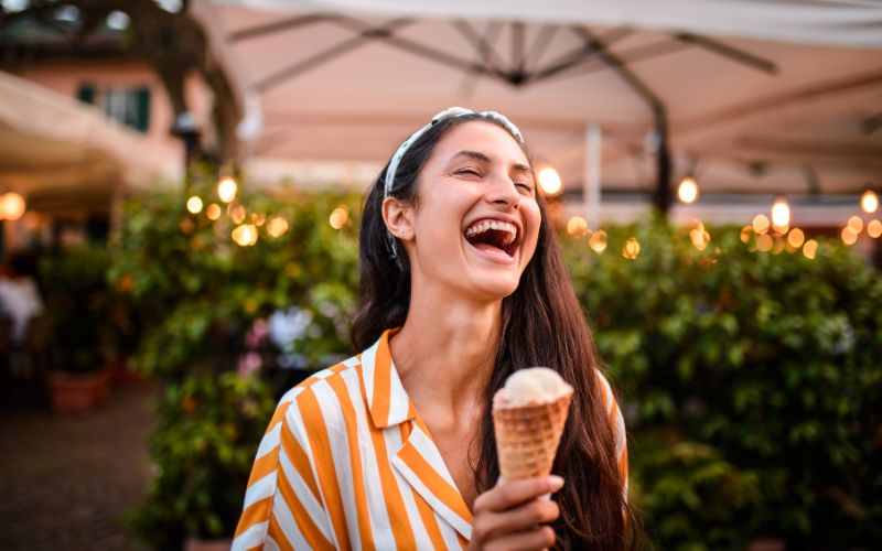 Mơ thấy đang ăn kem cho thấy bạn đang tận hưởng niềm vui