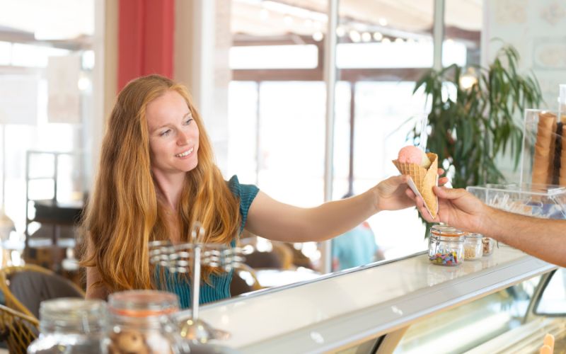 Mơ thấy đi mua kem là lời nhắc bạn cần quyết đơn hơn