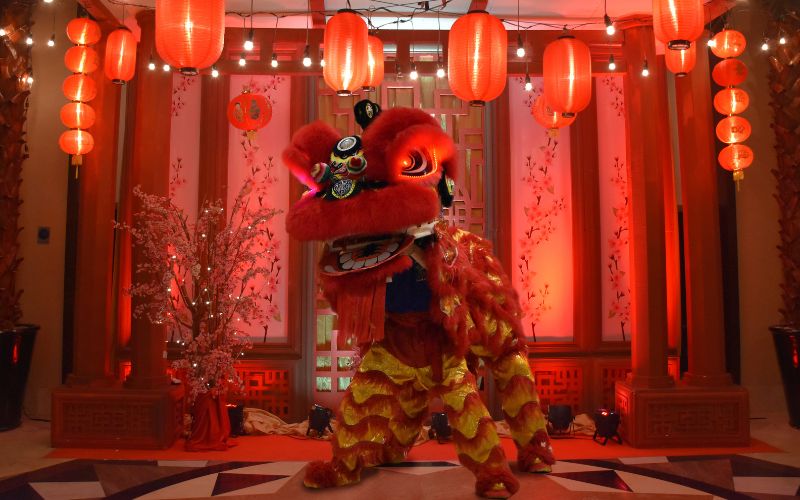 Mơ thấy lân múa khai trương nhà hàng đem lại sự may mắn trong kinh doanh